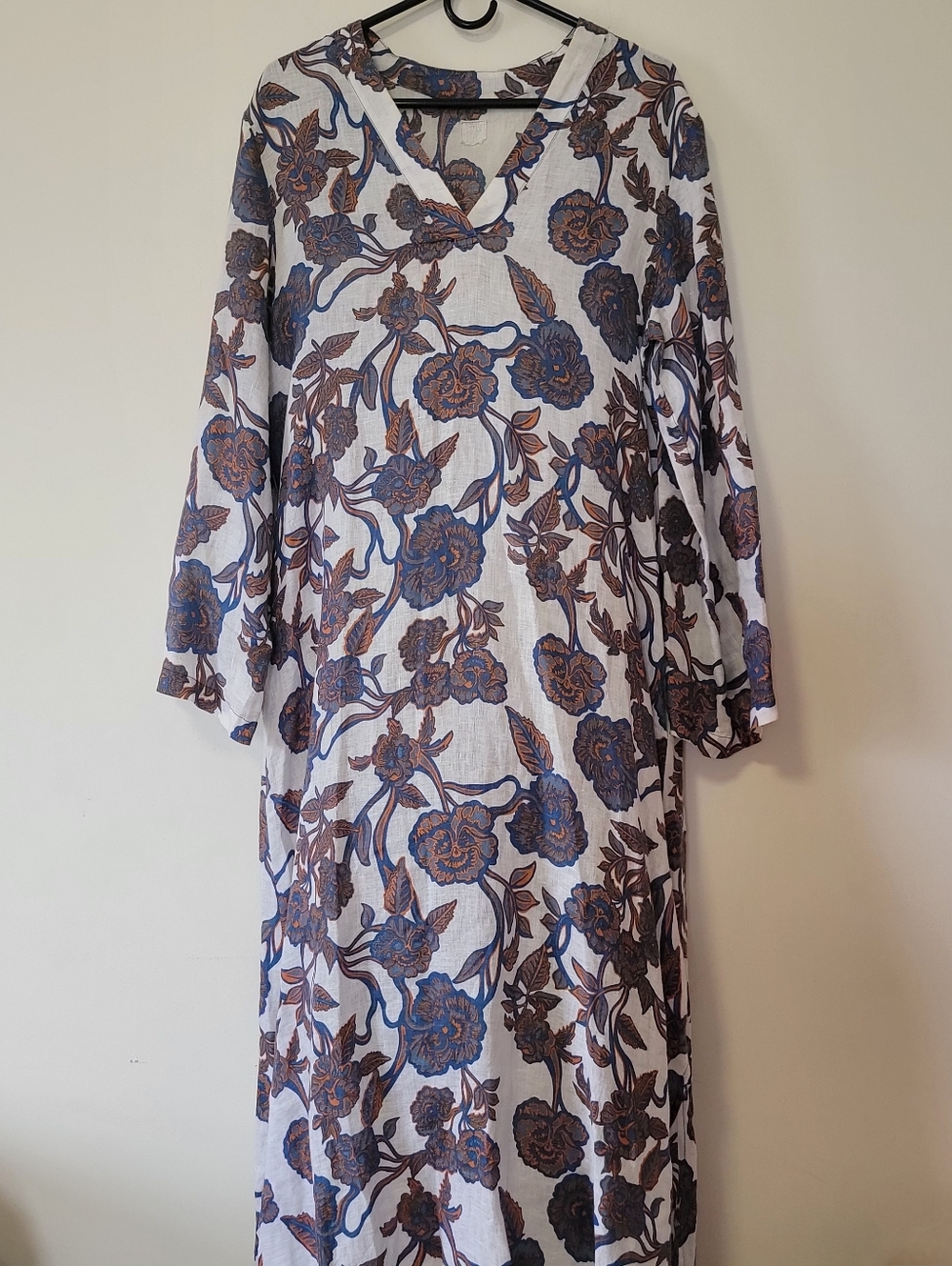 120% Lino Floral V-Neck Maxi Dress in White with Blue & Brown Print
